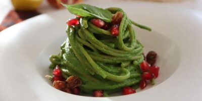 Spaghetti di legumi con crema di spinaci e basilico