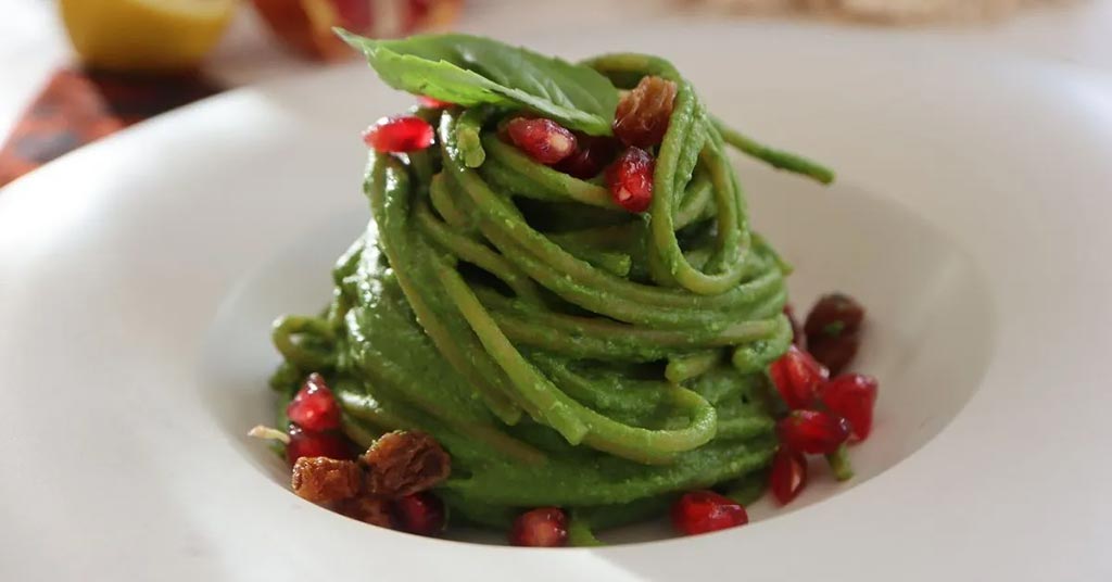 Spaghetti di legumi con crema di spinaci e basilico