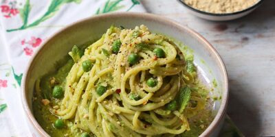 Spaghetti con crema di piselli alla menta