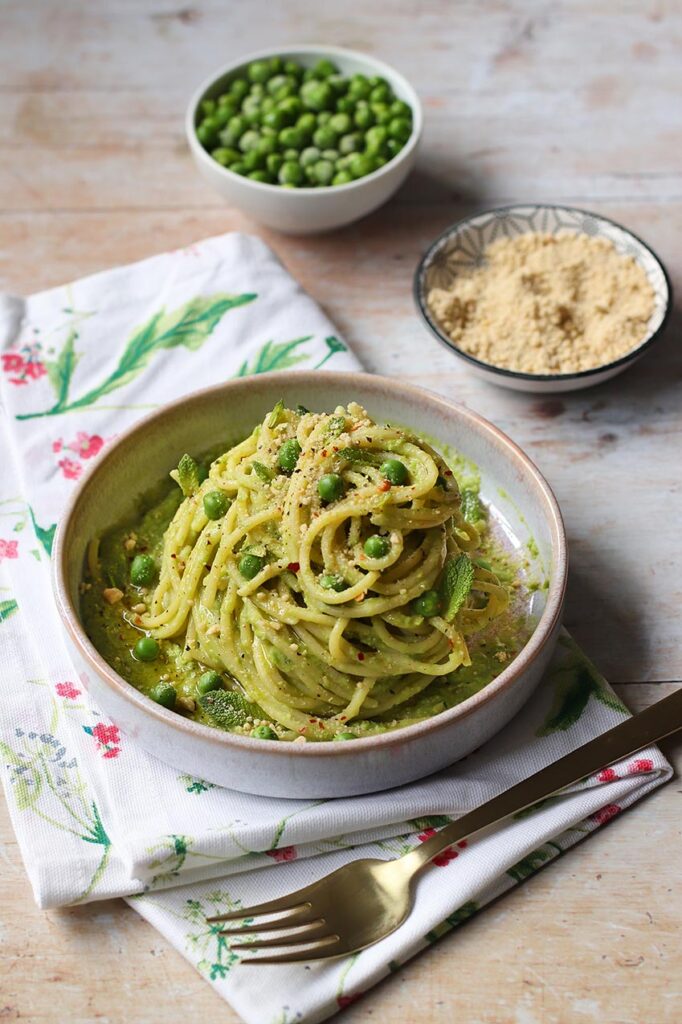 Spaghetti con crema di piselli alla menta