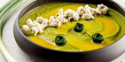 Vellutata piselli e zucchine con salsa allo zafferano e pop corn