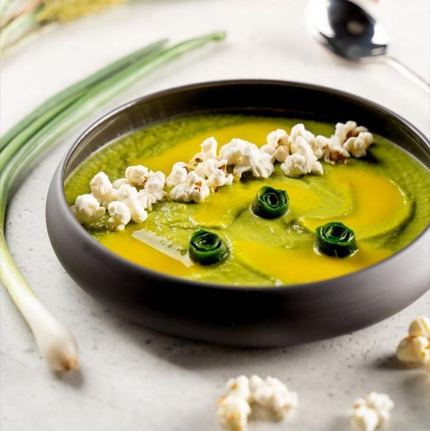 Vellutata piselli e zucchine con salsa allo zafferano e pop corn