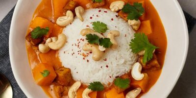 Curry con zucca, tofu e anacardi