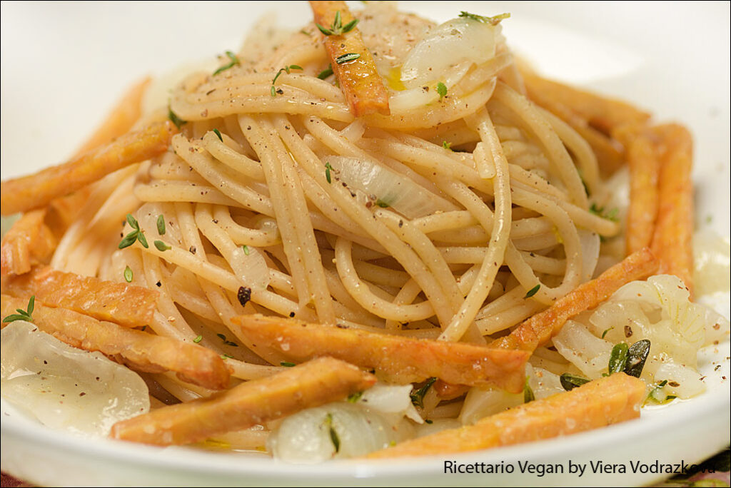Spaghetti con cipolle bianche, timo e tempeh croccante