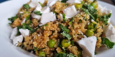 Quinoa bowl con piselli, menta e harissa